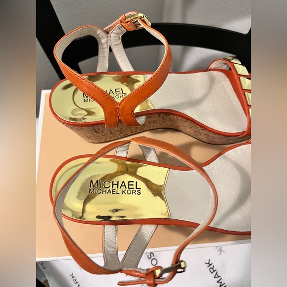 MICHAEL KORS NIB AUTHENTIC BURNT ORANGE PYRAMID GOLD-TONE PLATFORM SANDALS - Picture 4 of 17